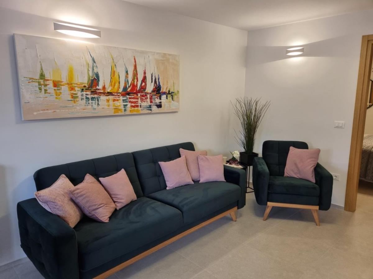 Apartments Cerin-Ровин Екстериор снимка
