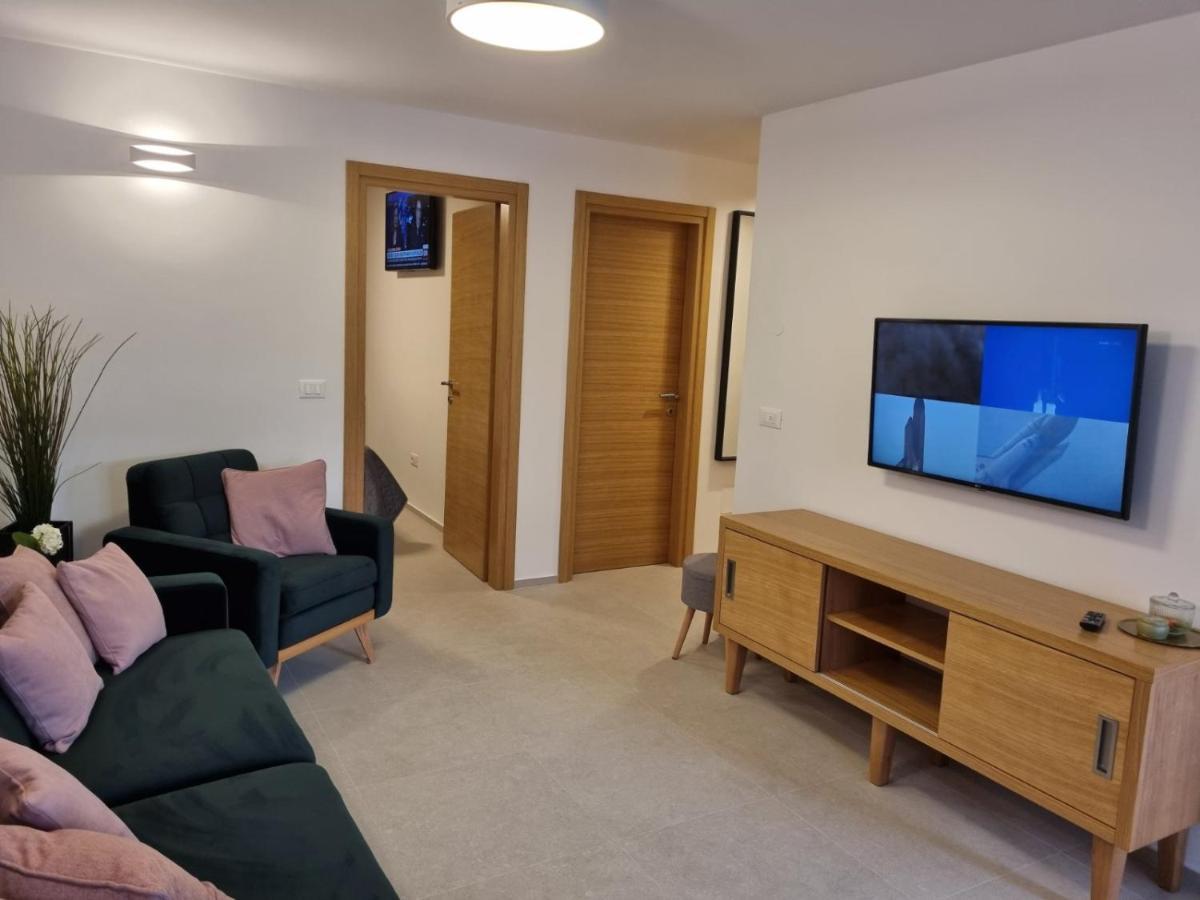 Apartments Cerin-Ровин Екстериор снимка