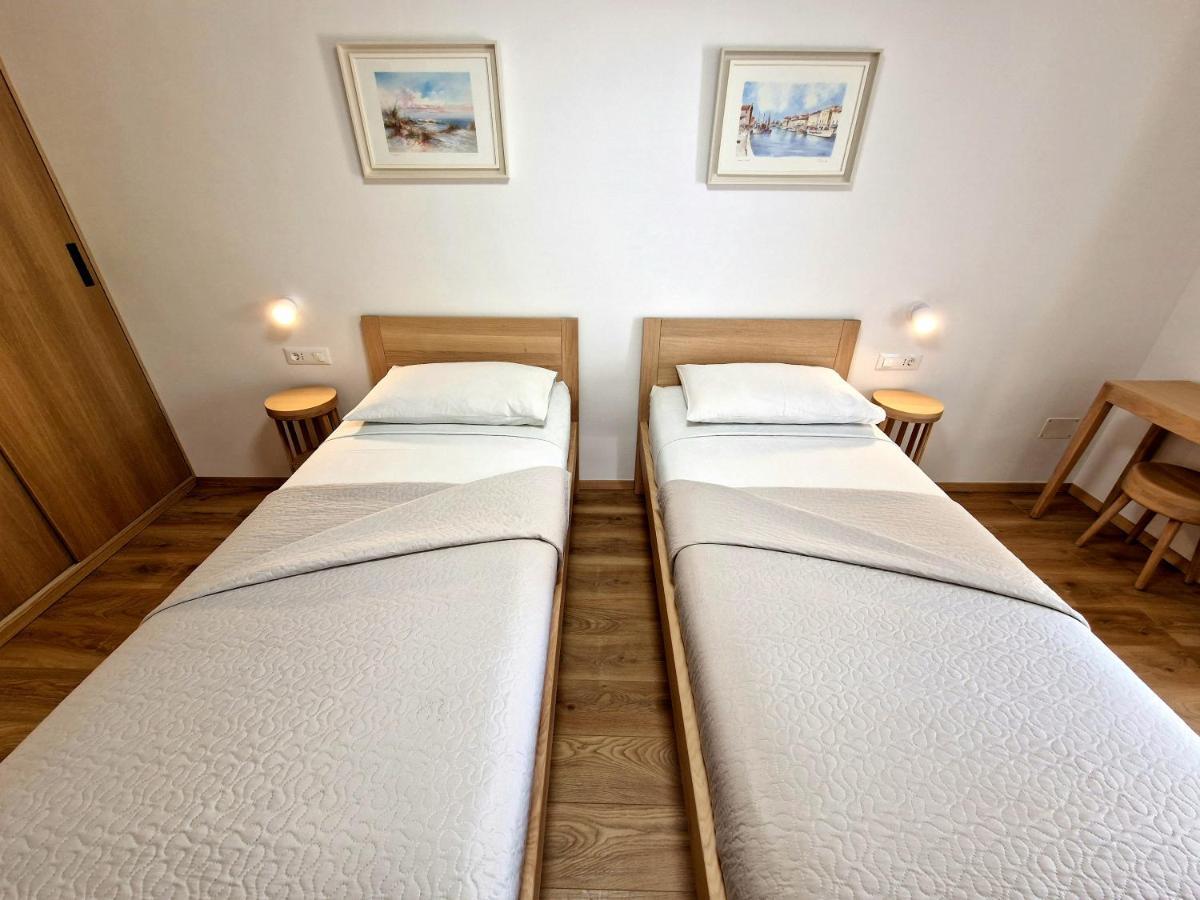 Apartments Cerin-Ровин Екстериор снимка