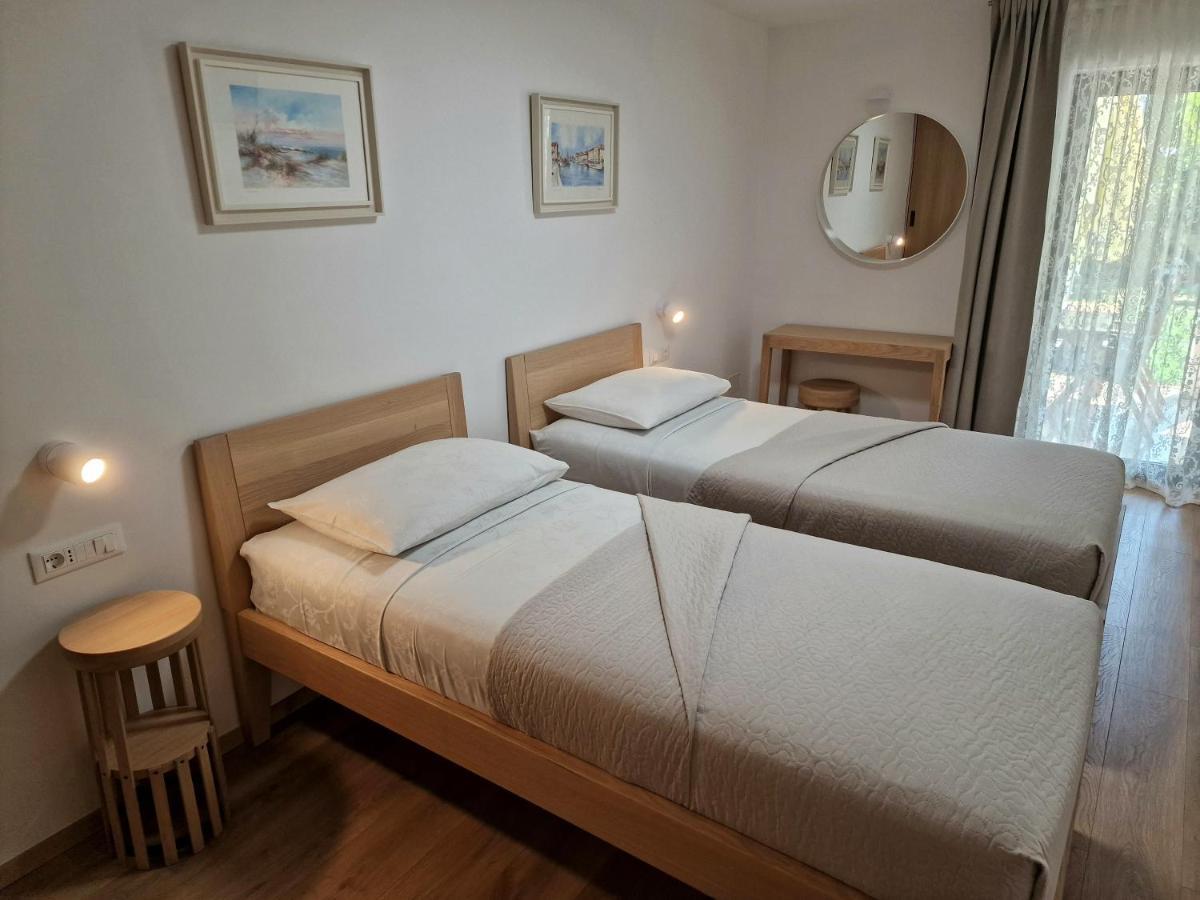 Apartments Cerin-Ровин Екстериор снимка