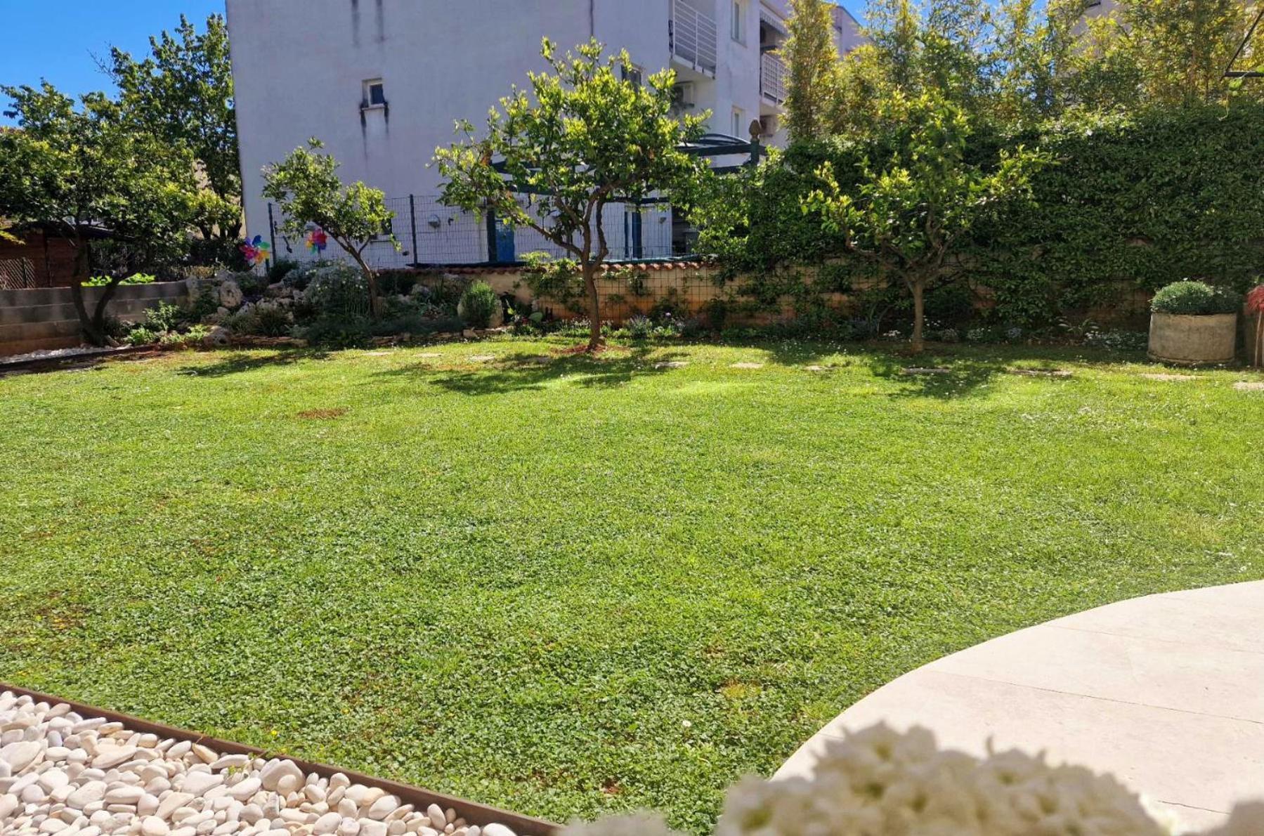 Apartments Cerin-Ровин Екстериор снимка